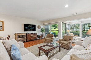 Tv, dvd-spelare, böcker och kontor