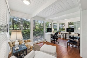 Tv, dvd-spelare, böcker och kontor