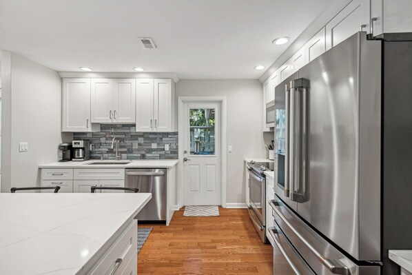 Kylskåp, mikrovågsugn, ugn och spishäll