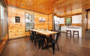 Dining - Indoor pool, mountain views, hot tub, pool table, and more! - Beary Relaxed (Sevierville)