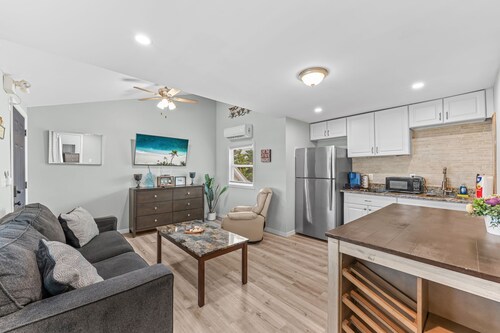 🐾  Dog Friendly, Spacious Beach Retreat, only Steps to Sugary Sand, Conveniences and all the Fun!