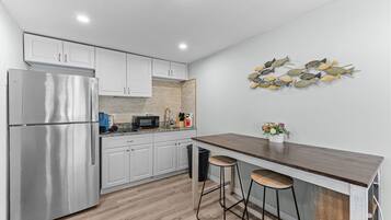 Réfrigérateur, micro-ondes, plaque de cuisson, cafetière/bouilloire