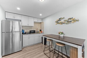 Réfrigérateur, micro-ondes, plaque de cuisson, cafetière/bouilloire