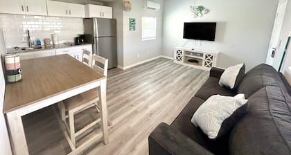 🐾 Dog Friendly, Spacious Beach Retreat, only Steps to Sugary Sand, Conveniences and all the Fun!