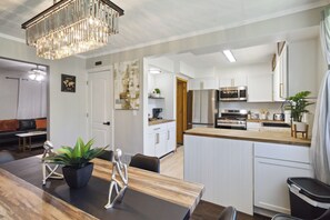 Réfrigérateur, micro-ondes, bouilloire électrique