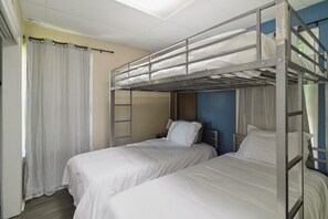 4 chambres, coffres-forts dans les chambres, fer et planche à repasser