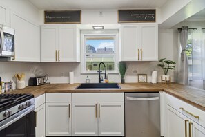 Kjøleskap, mikrobølgeovn, vannkoker og kjøkkenutstyr