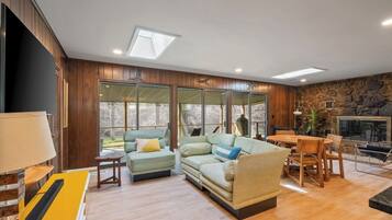 تلفزيون ذكي، مدفأة، تنس طاولة، كُتُب