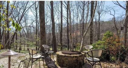 MAGNOLIA TRACE Lakefront Bliss: Rustic Stone Cottage Retreat on 5 Ac- Fiber WiFi