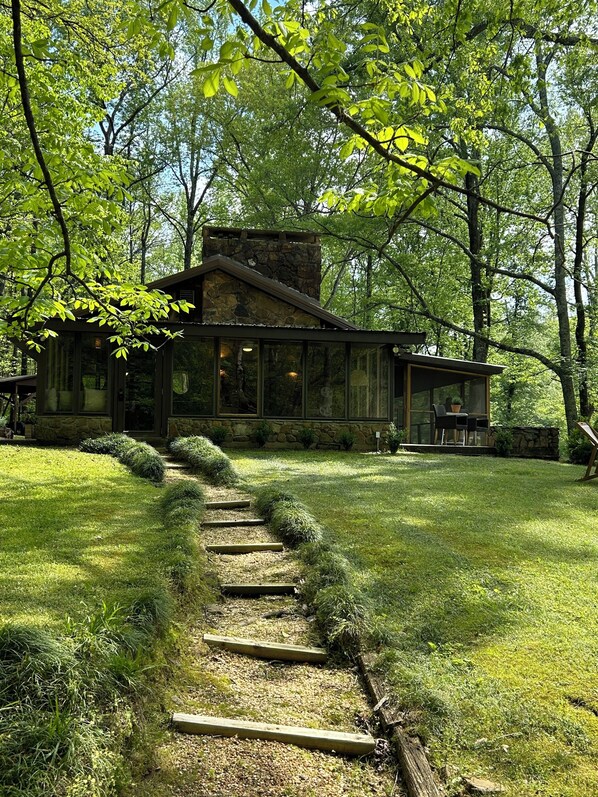 Exterior - MAGNOLIA TRACE Lakefront Bliss: Rustic Stone Cottage Retreat on 5 Ac- Fiber WiFi (Crane Hill)