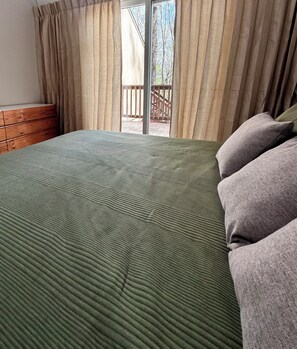 3 bedrooms, desk, iron/ironing board, travel cot