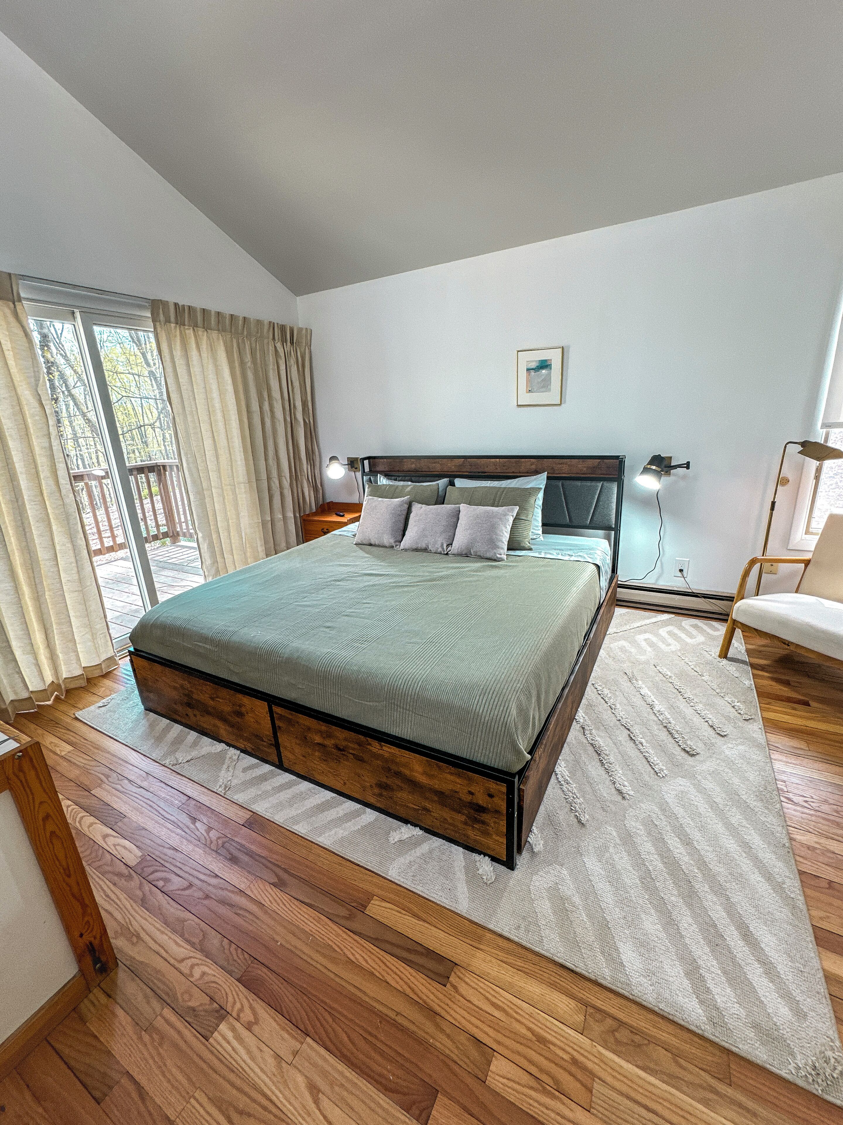 3 bedrooms, desk, iron/ironing board, travel crib