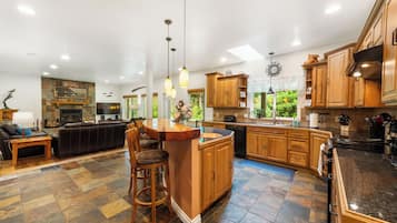 ثلاجة، ميكروويف، فرن، موقد طهي مسطح