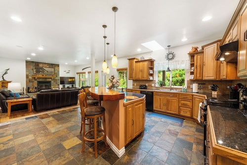 Alaska Forest Hideaway, Freshly Remodeled, Hot Tub, King Beds, 4 Bed/2.5Bath