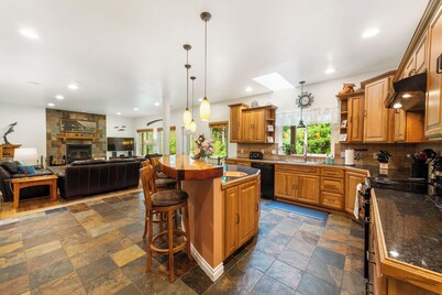 Alaska Forest Hideaway, Freshly Remodeled, Hot Tub, King Beds, 4 Bed/2.5Bath