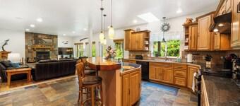 Alaska Forest Hideaway, Freshly Remodeled, Hot Tub, King Beds, 4 Bed/2.5Bath