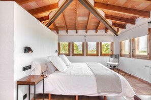 4 soverom, strykejern/-brett, wi-fi (inkludert) og sengetøy