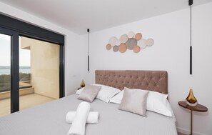 4 slaapkamers, een strijkplank/strijkijzer, reisbedje, gratis wifi