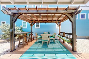 Outdoor dining - Shared Heated Pool, Pet Friendly, Golf Cart Access, Gated (Port Aransas)