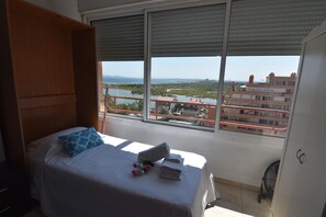 Iron/ironing board, WiFi - Charming studio for rent in Roses, Costa Brava! Sleeps 3, modern amenities, pool, free Wi-Fi, close to beach. (Roses)