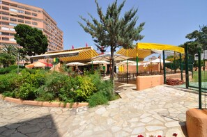 Outdoor dining - Charming studio for rent in Roses, Costa Brava! Sleeps 3, modern amenities, pool, free Wi-Fi, close to beach. (Roses)