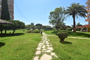 Property grounds - Charming studio for rent in Roses, Costa Brava! Sleeps 3, modern amenities, pool, free Wi-Fi, close to beach. (Roses)