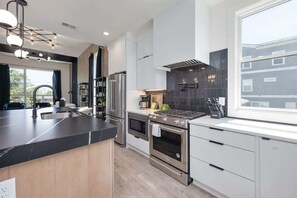 Refrigerador, microondas, horno y parrilla de estufa 