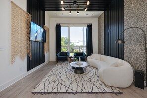 Smart TV, books - Elevate - Modern Luxury - Stunning City Views (Nashville)