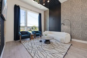 Smart TV - Elevate - Rooftop Patio with Fire pit- City Views (Nashville)