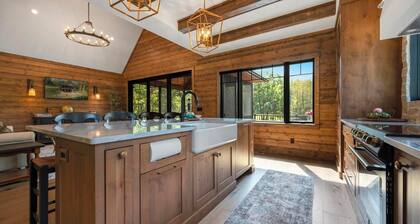 Cedar Cove Cabin, Private Beach near Galena