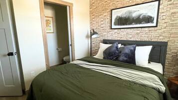 4 bedrooms, iron/ironing board, WiFi, bed sheets