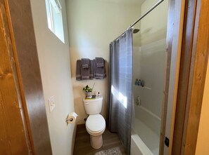 Douche, sèche-cheveux, serviettes fournies, savon