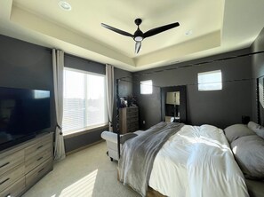 4 habitaciones, tabla de planchar con plancha, wifi y ropa de cama