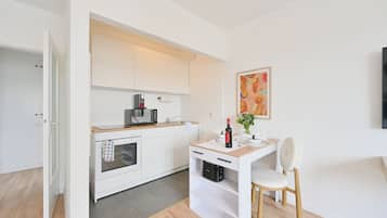 KĂŒhlschrank, Mikrowelle, Ofen, Herdplatte