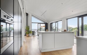 Kylskåp, mikrovågsugn, spishäll och diskmaskin