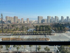 Une vue urbaine avec des immeubles de grande hauteur, un rond-point et un passage piéton.