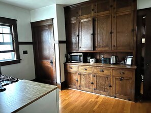 Microondas, horno, parrilla de estufa y lavavajillas