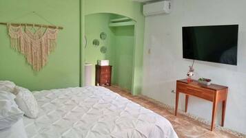 Habitación Premium, 1 cama King size, vista a la alberca | Wifi gratis y ropa de cama