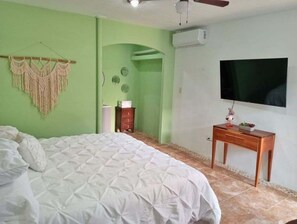 Quarto premium, 1 cama King, vista para a piscina | Wi-Fi de cortesia, roupa de cama