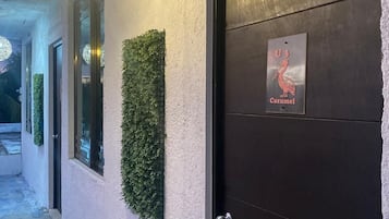 Voorkant accommodatie - avond/nacht