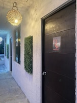 Fachada da propriedade à noite