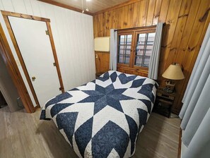 1 dormitori, planxa i posts de planxar i un bressol de viatge 