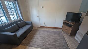 Smart-tv, bordtennisbord, bøger