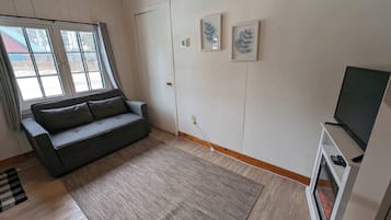 Smart-tv, bordtennisbord, bøger