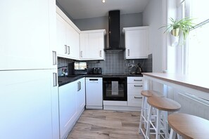 Fridge, microwave, oven, stovetop - 60C Lewisham Way SE14 6NY London Umodzi House (London)