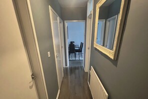 Dining - 1 Bed Apartment - Sleeps 3 - Wifi - Parking (Wolverhampton)