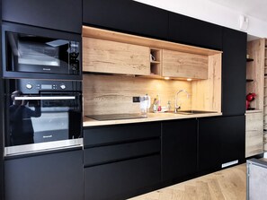 Geladeira, micro-ondas, fogão, lava-louças