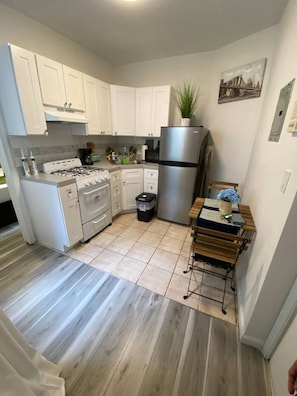 Fridge, microwave, oven, stovetop -  20mints From NYCity. Apart Studio. West NY,NJ. (West New York)
