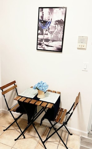 Dining - Apart Studio. West NY, 12Mints From NYCity (West New York)