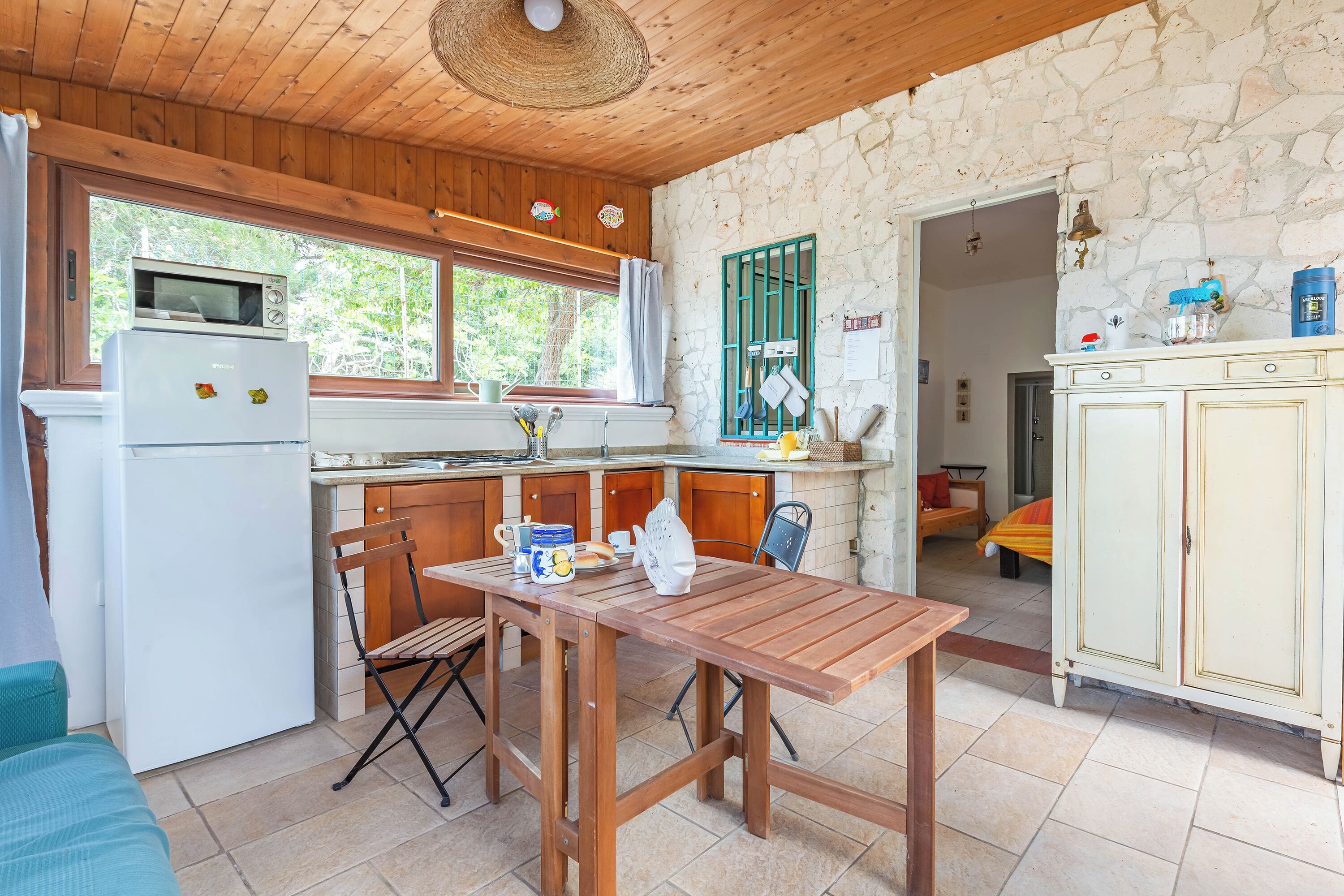Réfrigérateur, micro-ondes, plaque de cuisson, cafetière/bouilloire
